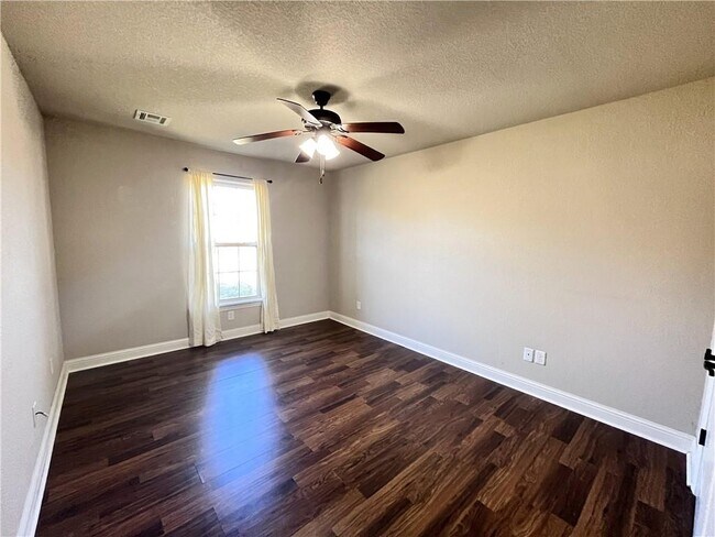 Building Photo - 4300 SW Limestone Ave