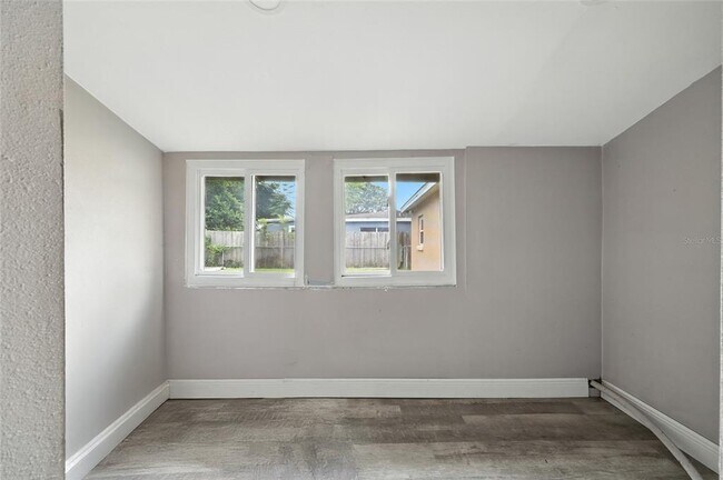 Building Photo - 405 N Buena Vista Ave