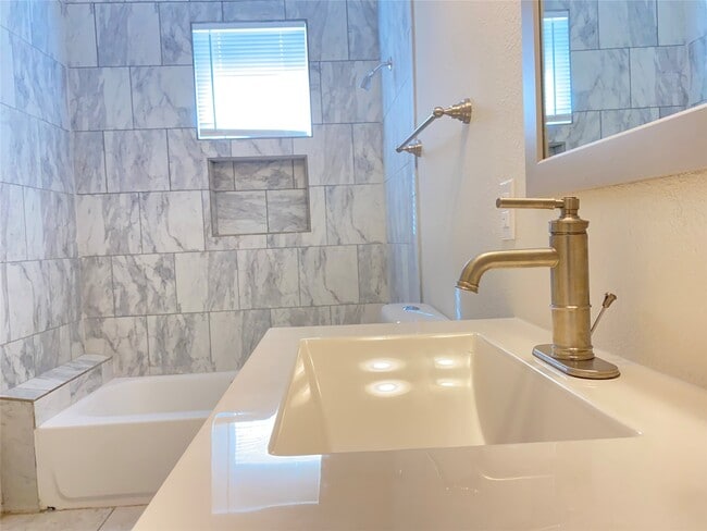 Building Photo - 410 Woolworth St