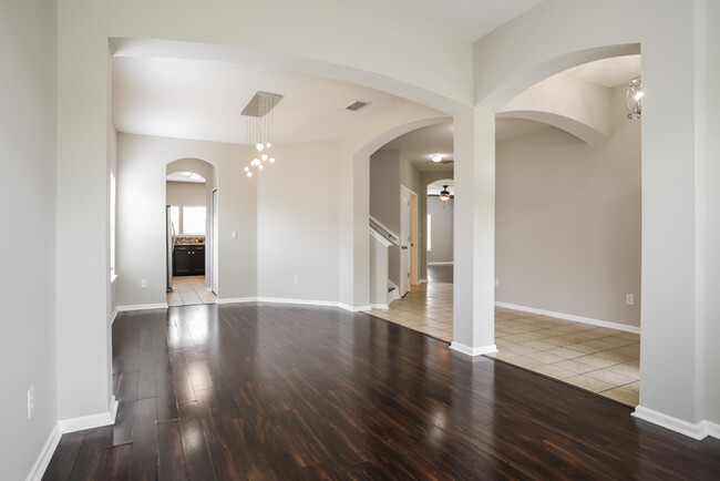Building Photo - Large 3 Bedroom Jacksonville Home
