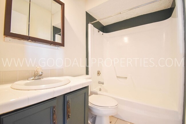 Building Photo - 2 Bedroom 1 bath duplex with unfinished basement near Merle Hay Mall