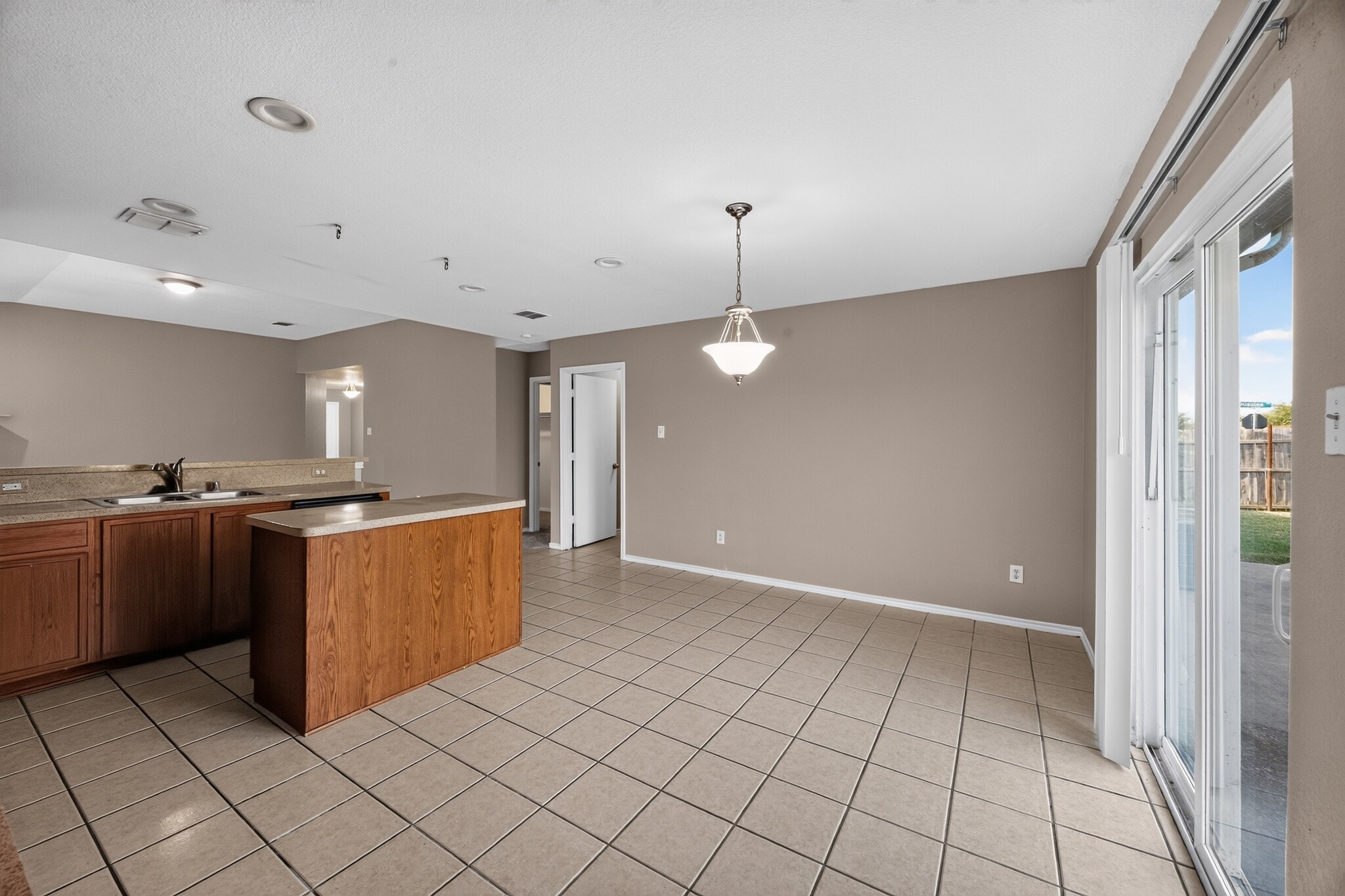 Building Photo - 1432 Oak Hollow Ln