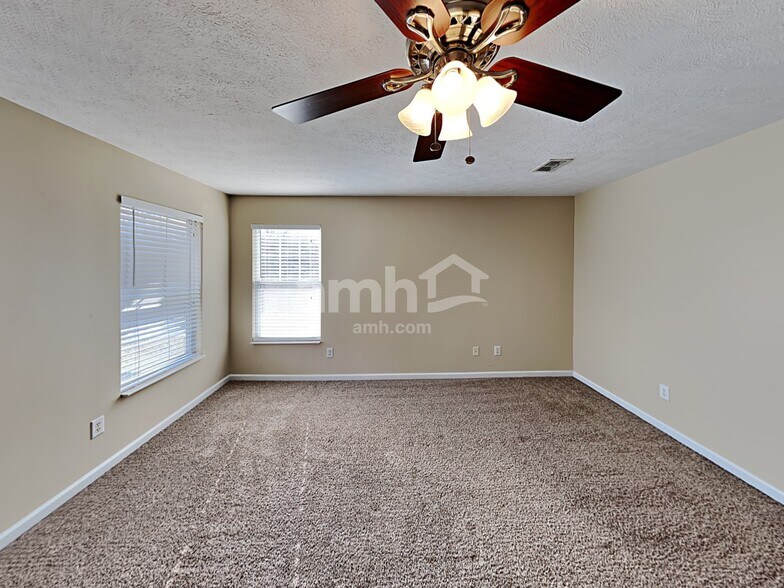 Building Photo - 4529 Hawthorn Dr