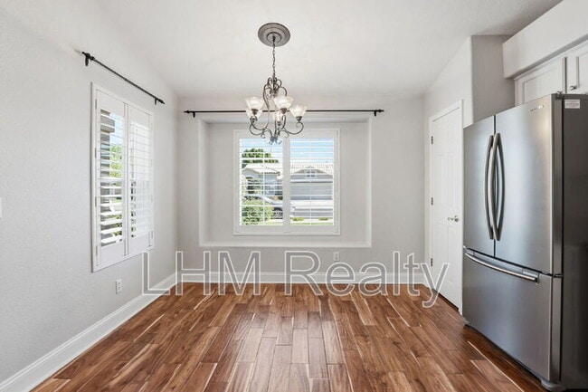 Building Photo - 1146 S Larkspur St