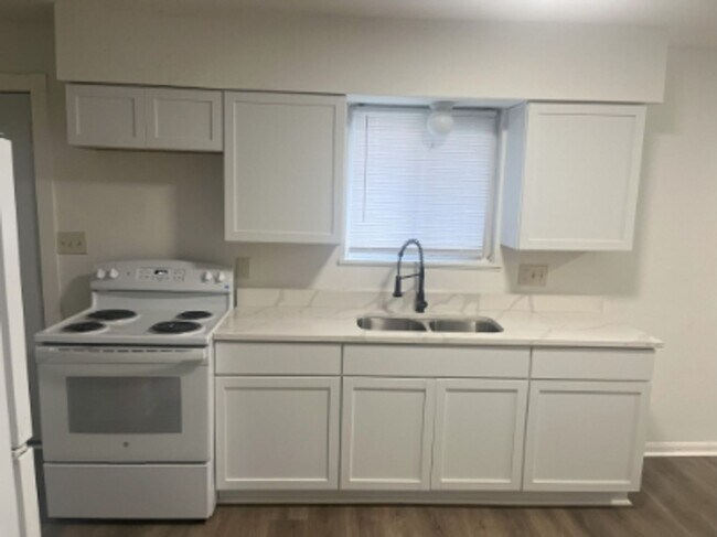 Building Photo - 3 Bed 1 Bath Available Now!