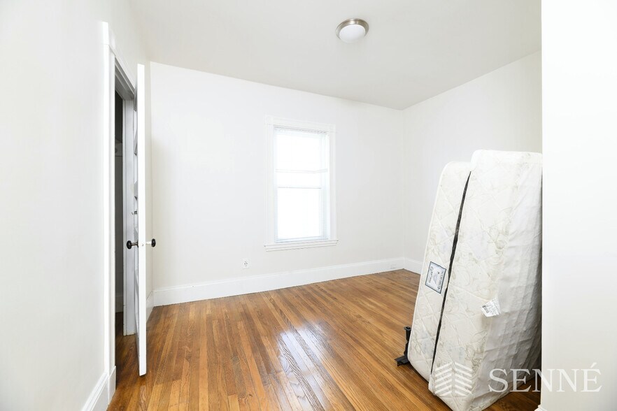 Building Photo - 37 Magoun St