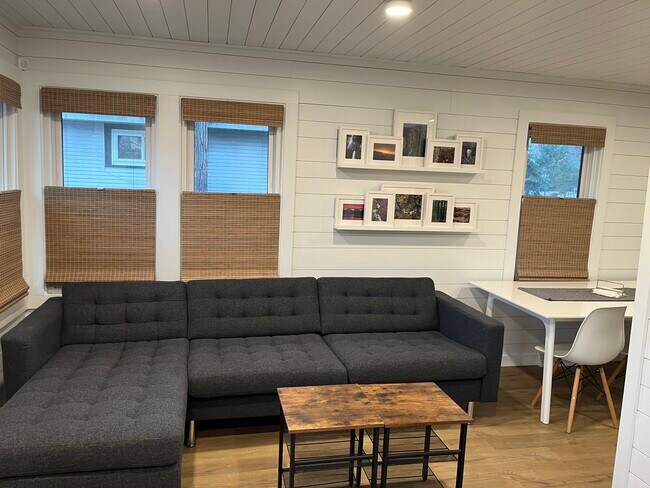 Building Photo - 3975 Sunset Dr