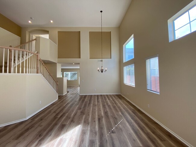 Building Photo - Beautiful Spacious 3BR/2.5BA Located in the Ivey Glenn Community!!