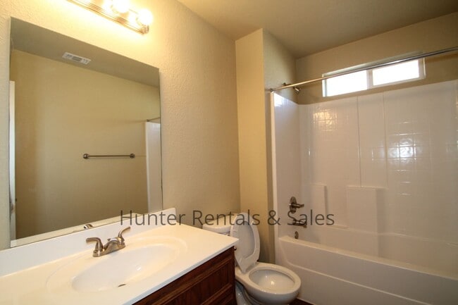 Building Photo - Spacious Duplex!