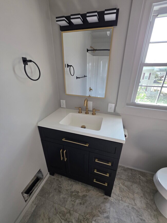 Building Photo - 116 Linden Ave