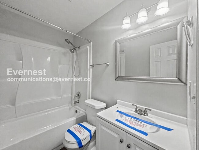 Building Photo - 3400 Laurelwood Dr