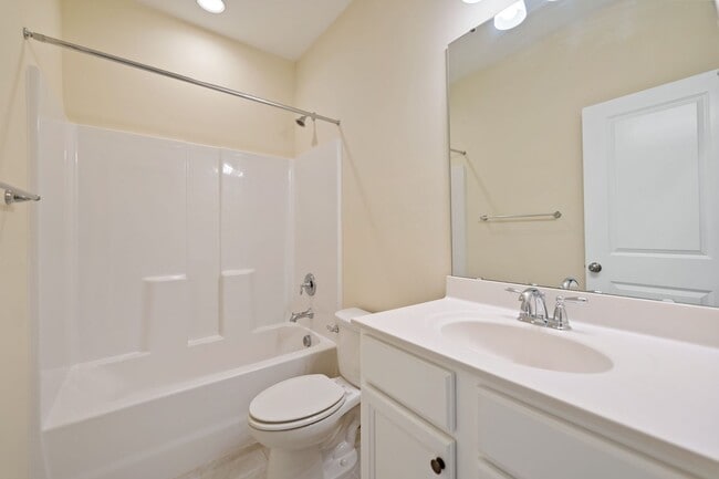 Building Photo - Available June 1!! Beautiful and Bright 4 Bedroom + 2.5 bath home with Loft & Open Floor Plan!