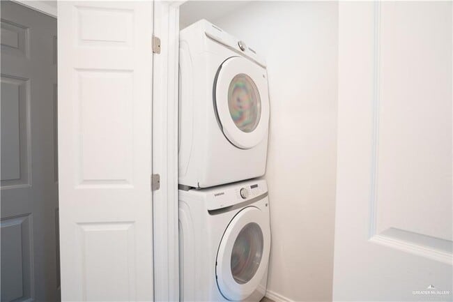 Building Photo - 802 Redwood Ave