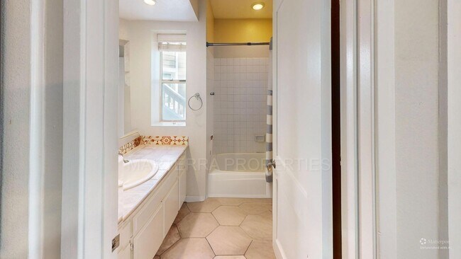 Building Photo - Beautiful 2-Bed/2-Bath Condo