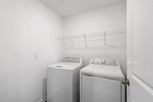 Building Photo - Spacious End-Unit 3-Bedroom Townhome in Pr...