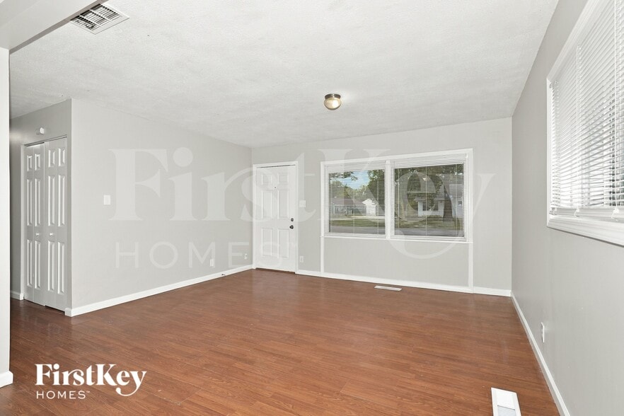 Building Photo - 4801 Leone Dr