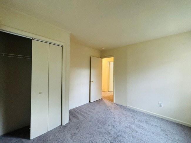 Building Photo - 124 Camelot Ct