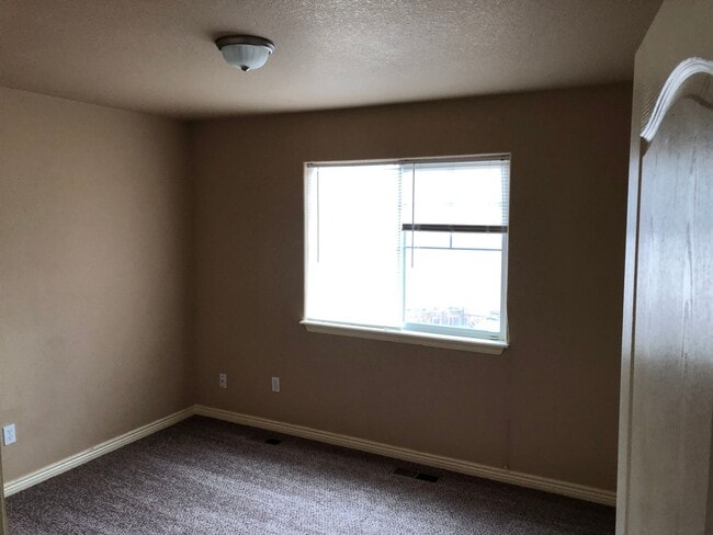 Building Photo - Duplex Town Home Rancher One Level Living