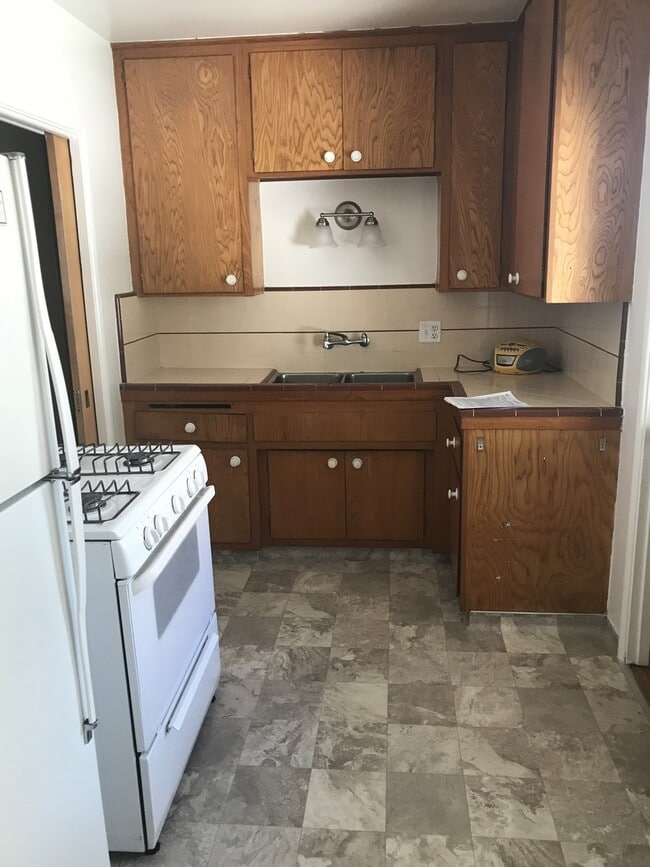 Building Photo - Thompson