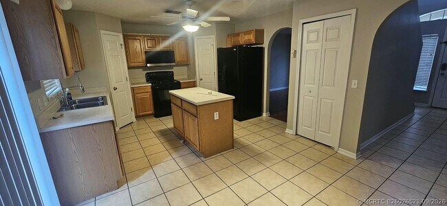 Building Photo - 523 Stonewall Ave