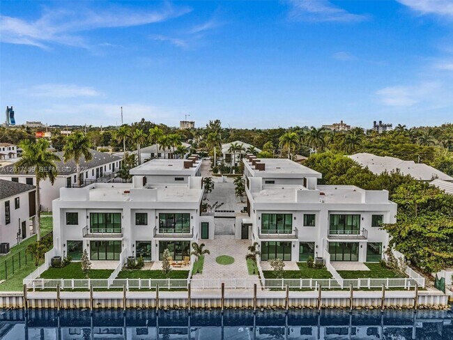 Building Photo - 4640 SW 32nd Ave