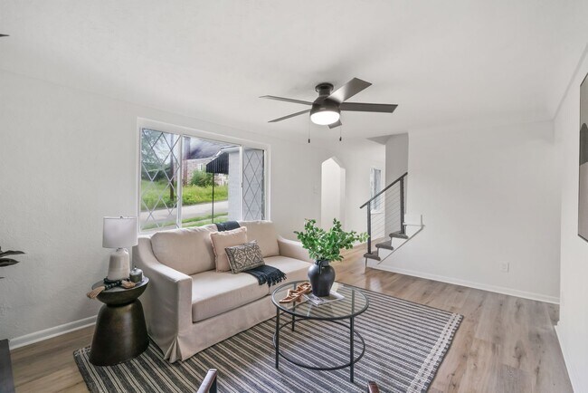 Building Photo - 1ST MONTH FREE NOW THRU 9/5! Stunning 3 be...
