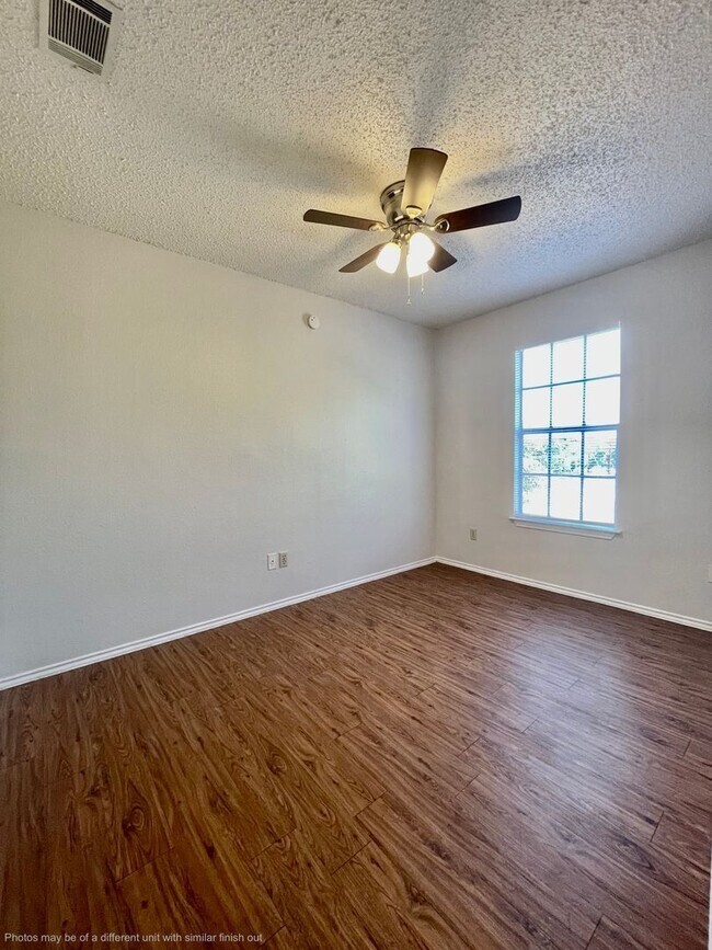 Building Photo - 3 Bedroom/2 Bath Apartment - New Paint & W...