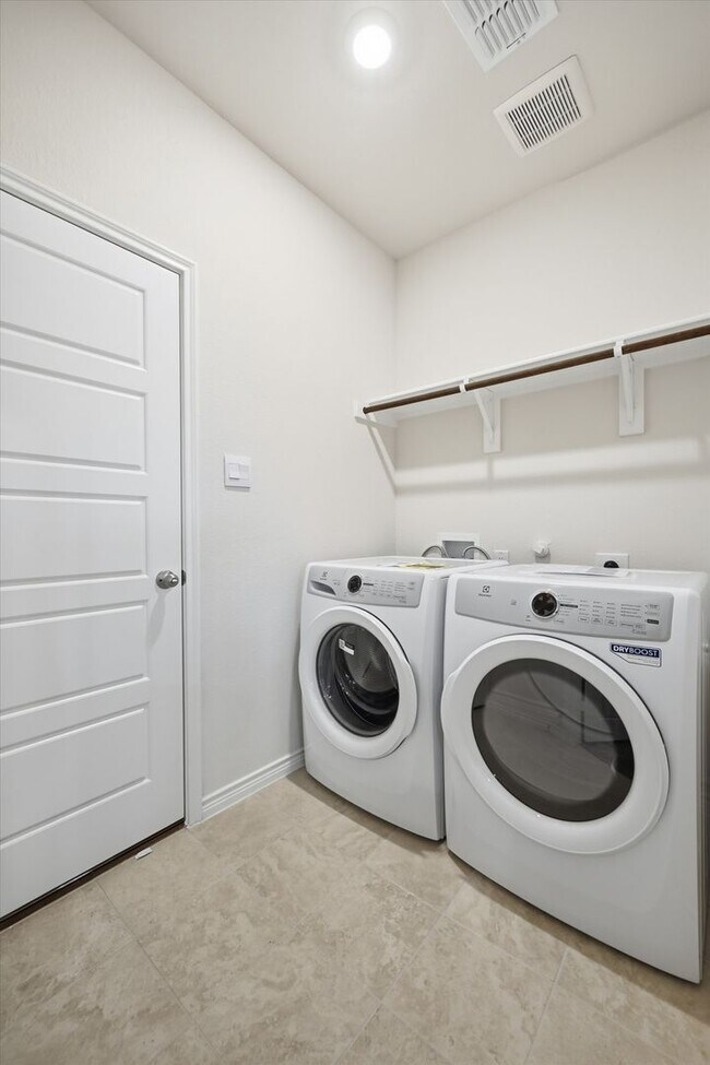 Building Photo - Beautiful New Construction 4 Bed/3 Bath with Upstairs Loft and Large Bonus Room!