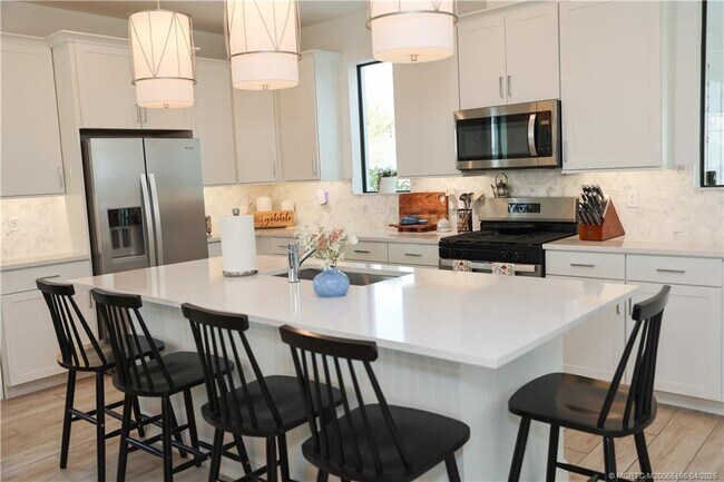 Building Photo - 950 SW Pr Ave