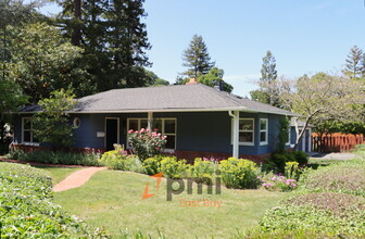 Building Photo - Move-In Ready 3-Bed Haven with Private Cou...