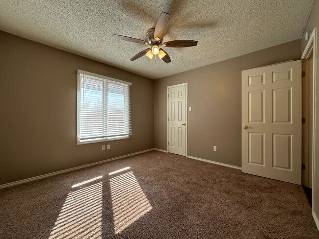 Building Photo - Large Luxurious Home in Whisperwood Subdivision Includes Access To Pool