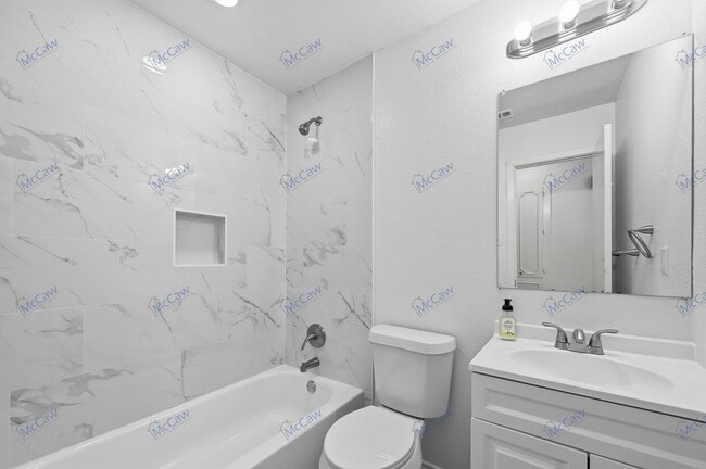 Building Photo - 1423 Main St