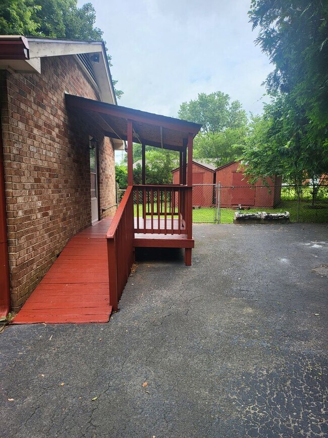 Building Photo - Nice and cozy 3 bedroom 1 bath just renovated