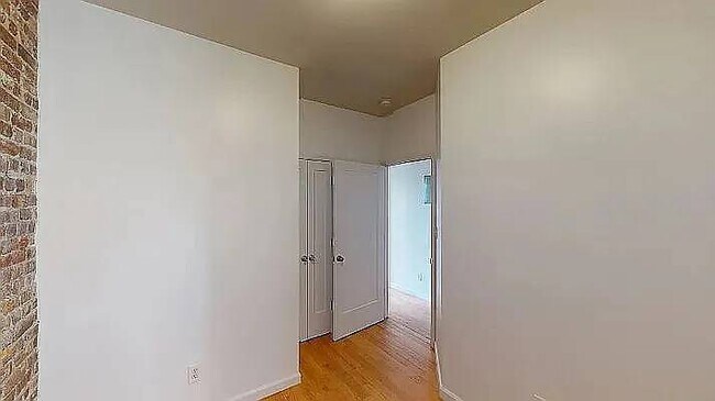 Building Photo - 932 Seneca Ave