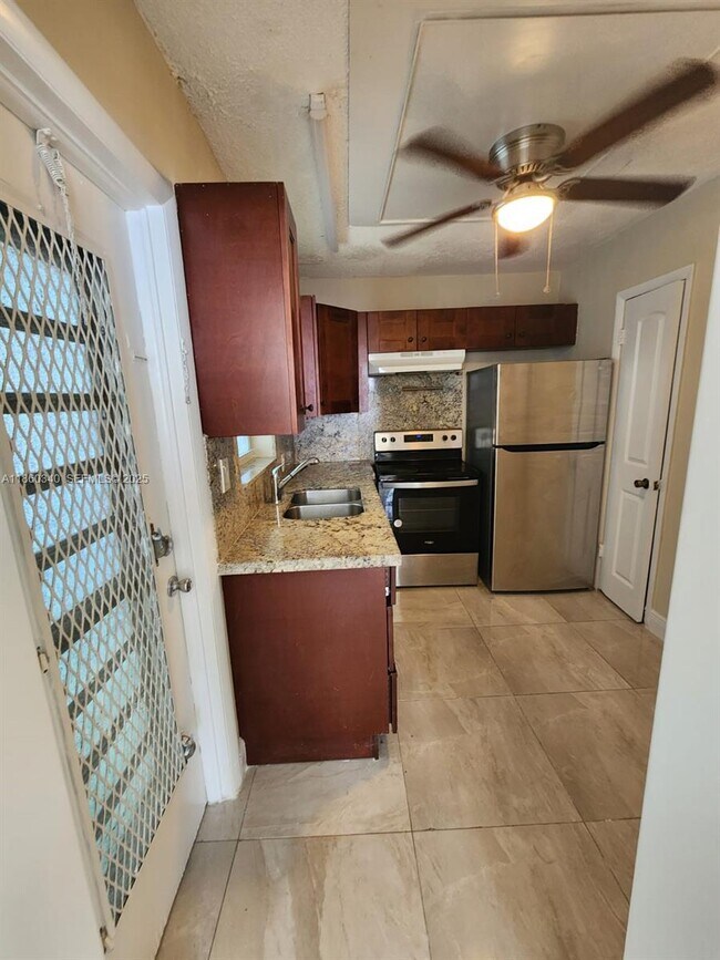 Building Photo - 1400 NW 43 Terrace