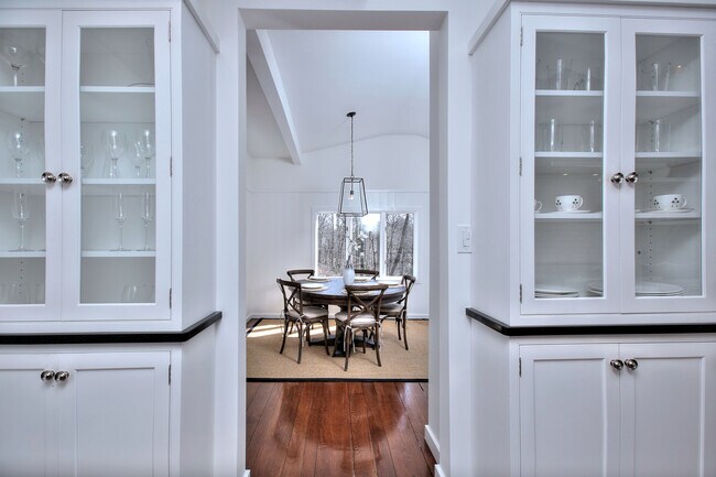 Building Photo - 562 Canoe Hill Rd