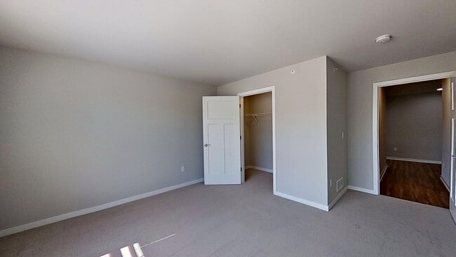 Building Photo - RENT SPECIAL: 1 month FREE! Condo Style Upper 3 Bedroom 2 Bathroom plus Den Apartment Available