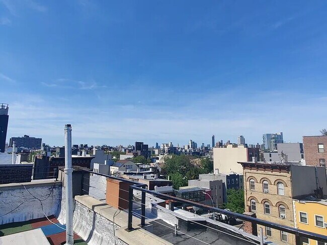 Building Photo - "Chic 1-Bedroom Retreat in Vibrant Williamsburg – Your Perfect Urban Oasis!"