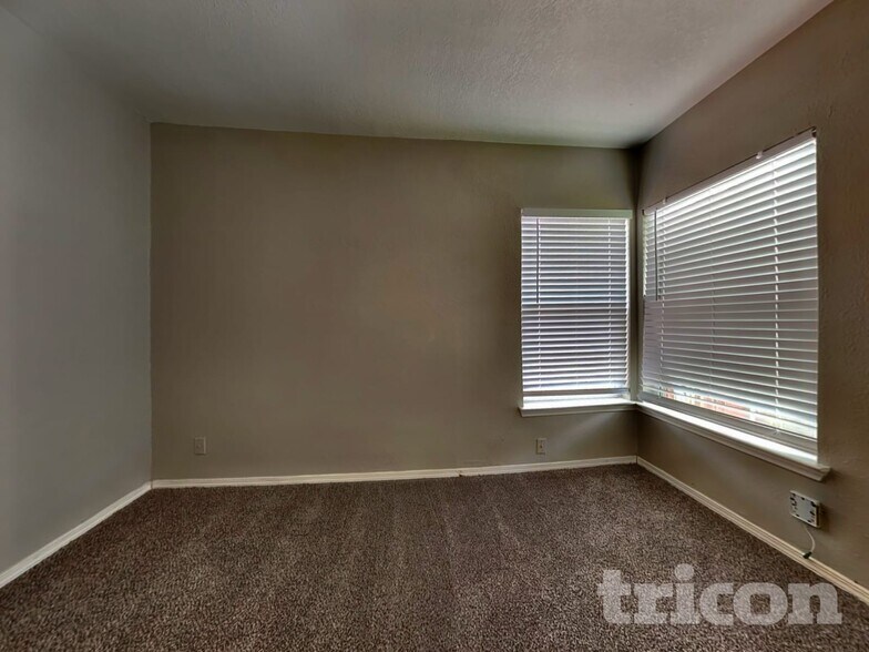 Building Photo - 706 Olney Dr