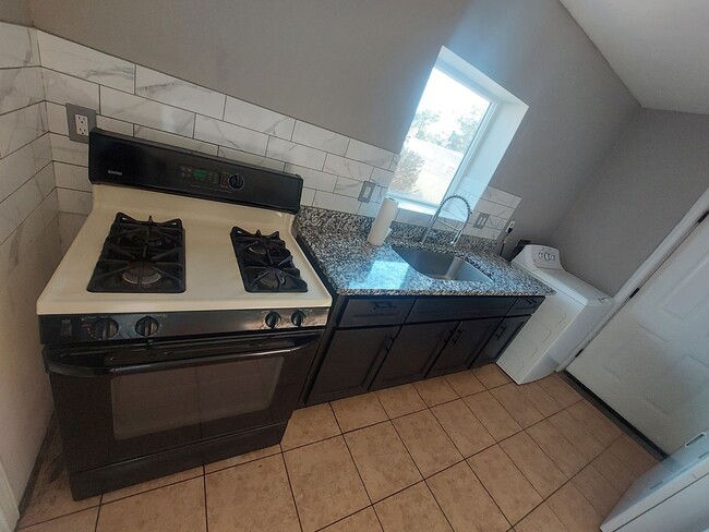 Building Photo - 3 bedroom 2 bathroom beautiful rental ! Av...