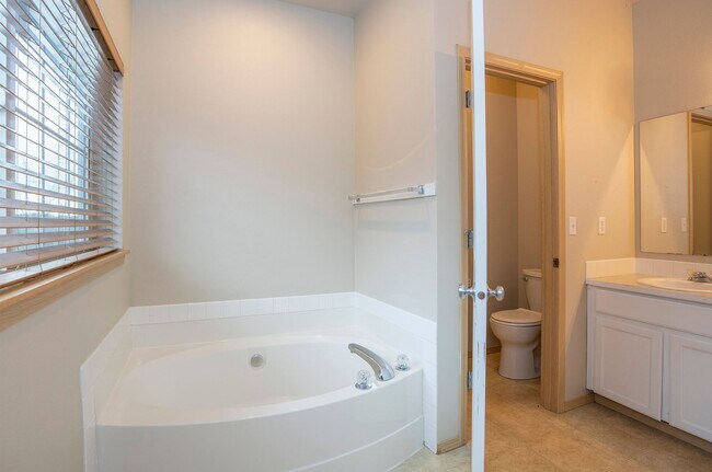 Building Photo - Modern 4 Bedroom, 2.5 Bath Home In Silver Creek w/AC