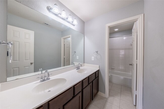 Building Photo - 2432 Greenbrook Dr