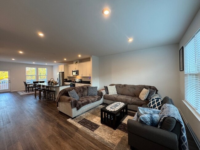 Building Photo - Modern 4 Bed 3.5 Bath Interior Townhome In...