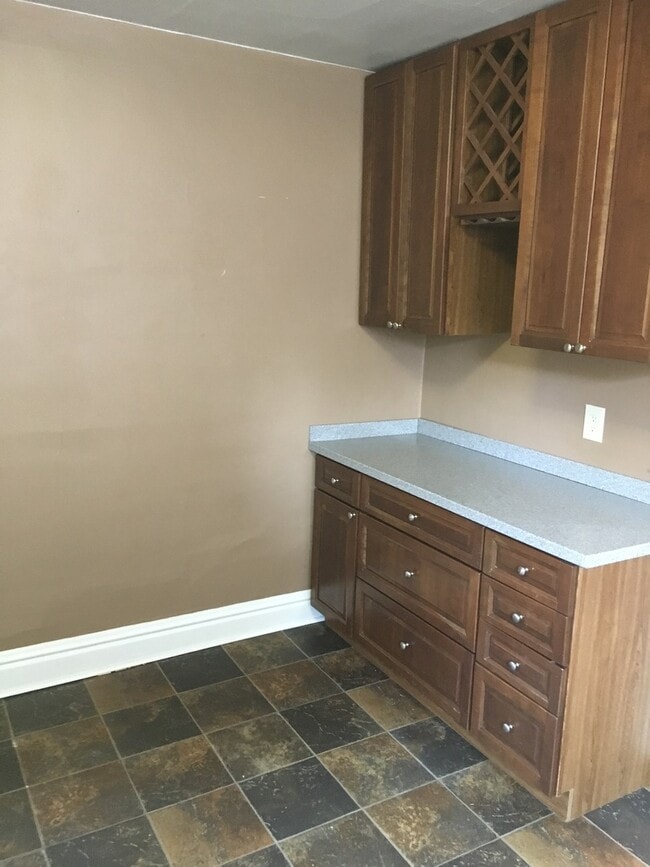 Building Photo - 2 Bedroom 1 Bath House Sycamore St  $750 No Pets  Call (304) 521-2567