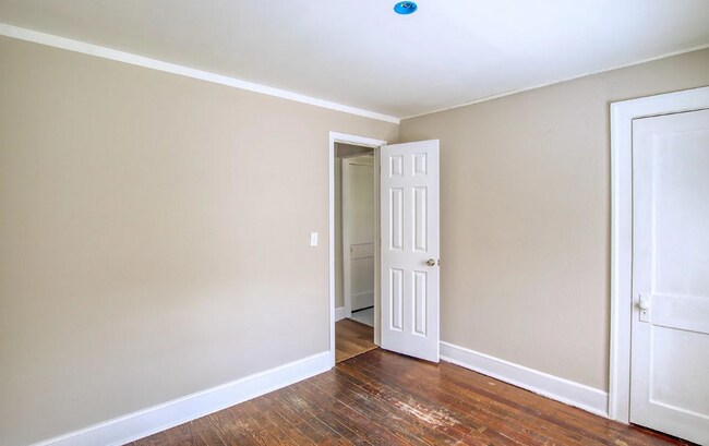 Building Photo - 9924 Sunset Dr