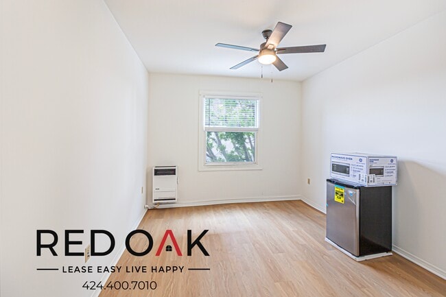 Building Photo - Welcoming Studio with Hardwood Style Floor...