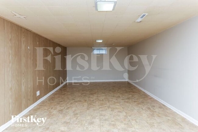Building Photo - 6667 Glenview Dr