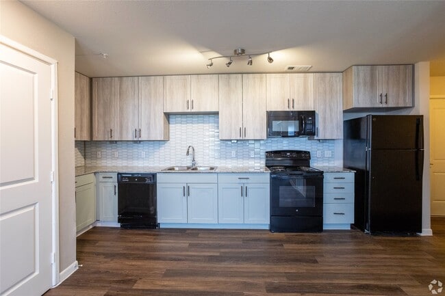 Building Photo - 3300 Oak Creek Dr