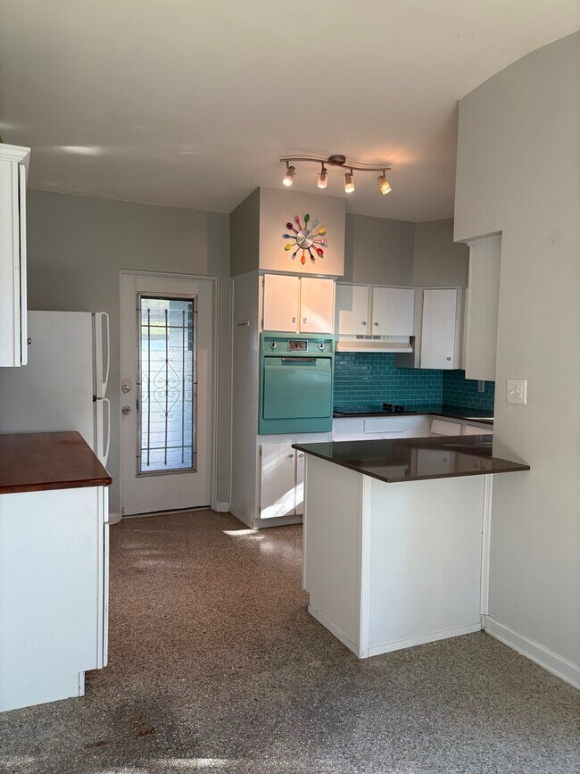 Building Photo - 6034 Linneal Beach Dr