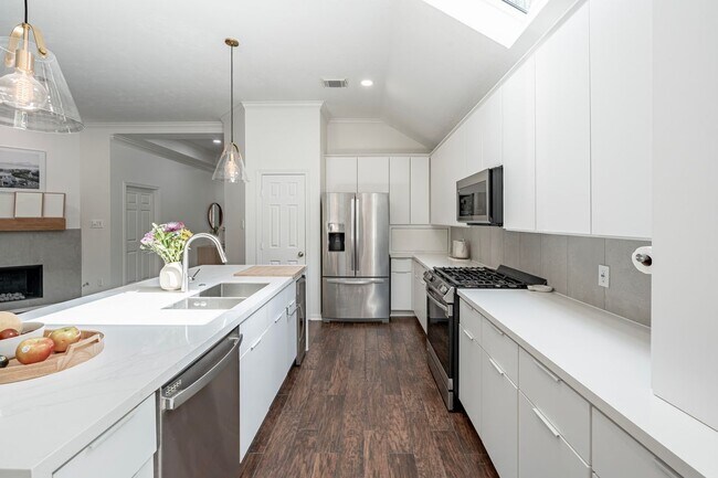 Building Photo - 11 E Sienna Pl